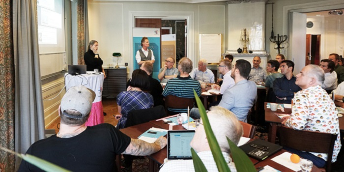 Allt fler medlemmar i Sveriges Ingenjörer engagerar sig lokalt och genomför aktiviteter och projekt i sitt distrikt. Längst fram från vänster: Jessica Pahlén, Stockholm och Kari Waldenström, Sveriges Ingenjörers förbundskansli. Foto: Emilie Johansson, Sveriges Ingenjörer.