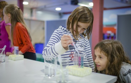 Experiment på Umevatoriet i Umeå under ForskarFredag 2016 den 30 september. Foto: Umevatoriet.