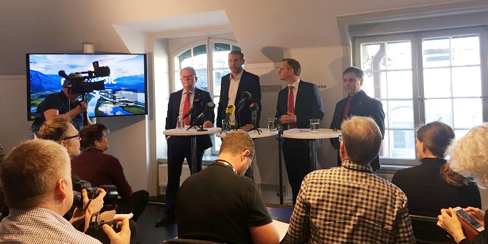 Pressträff om Northvolt. Från vänster Anders Teljebäck (S), kommunalråd i Västerås, Northvolts vd och grundare Peter Carlsson, närings- och innovationsminister Mikael Damberg (S) samt Lorents Burman (S), kommunalråd i Skellefteå. Foto: Ingenjören